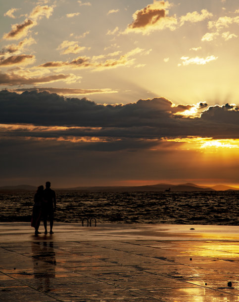 日落时蒸汽的剪影。扎达尔日落图片下载