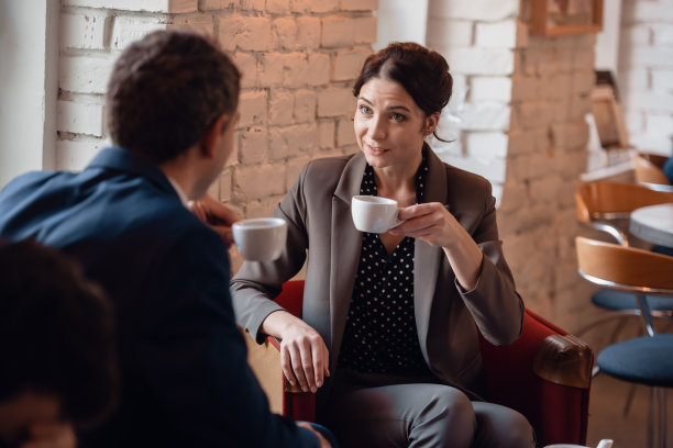 年轻的女人和男人在咖啡休息的特写镜头图片下载