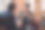 年轻的女人和男人在咖啡休息的特写镜头图片下载