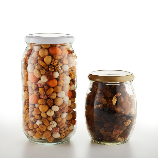 两罐混合坚果和干果孤立在白色背景图片下载