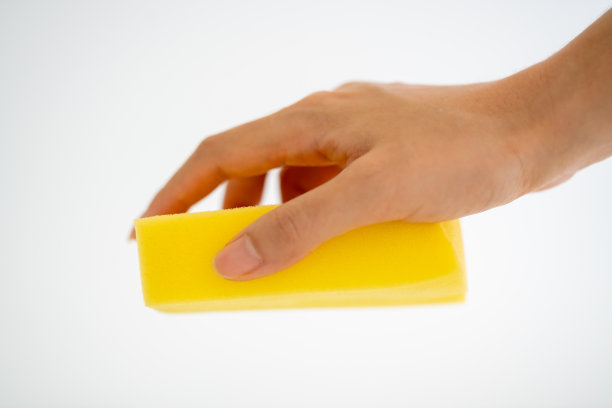 女人手里拿着海绵准备清洗图片下载