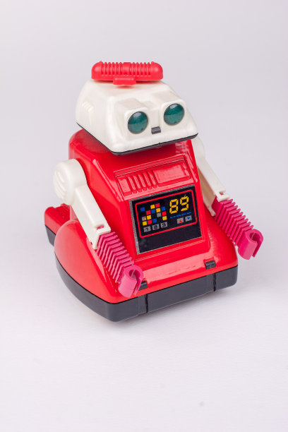 白色背景上的复古机器人玩具。图片下载