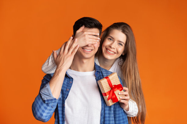 女孩对男孩闭上眼睛，给他礼物图片下载