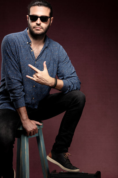 年轻人的肖像图片下载