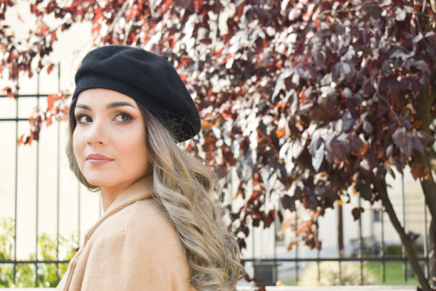 戴着贝雷帽的漂亮女人图片下载