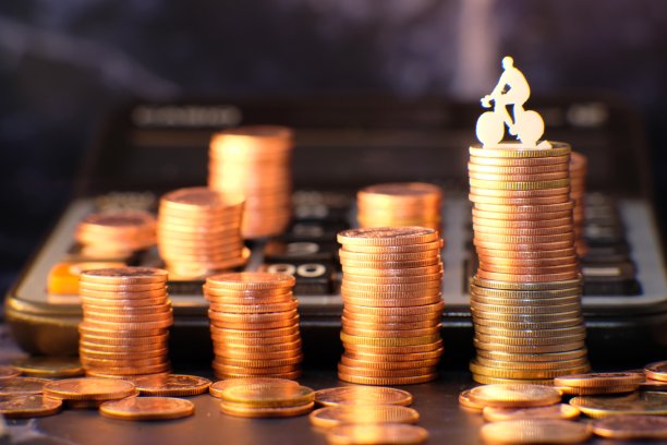 硬币堆放金融和银行的背景和广告硬币，增加了桌子上的金币栏图片下载