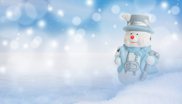 快乐的雪人在冬天的风景与复制空间图片下载