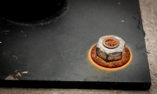 头柱用螺栓把锈钉住了。螺丝的金属支柱，生锈，侵蚀，老化，在时代。图片下载