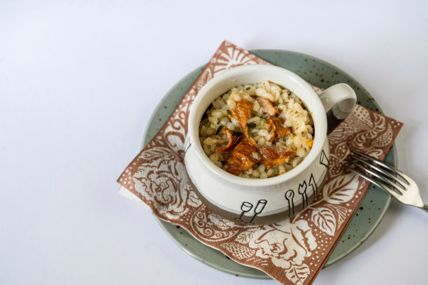 煮大麦泥与烟熏肉杯上白。图片下载