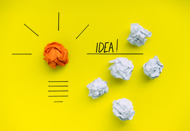 在视觉和概念图像中，黄色背景上的灯泡。概念形象创意、头脑风暴、创新创意。图片下载
