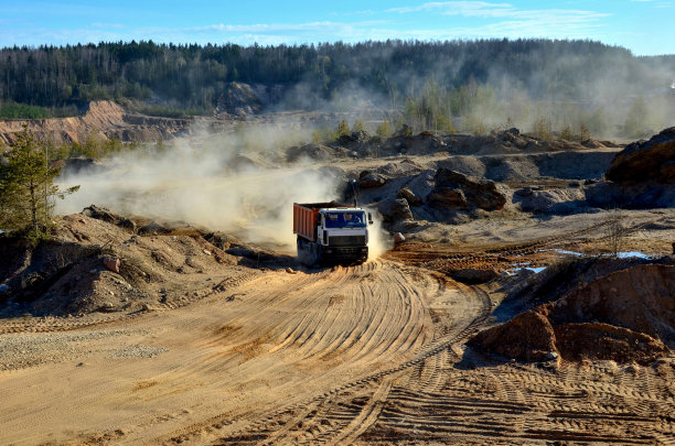 自卸卡车在露天采矿中运输沙子和其他矿物图片下载