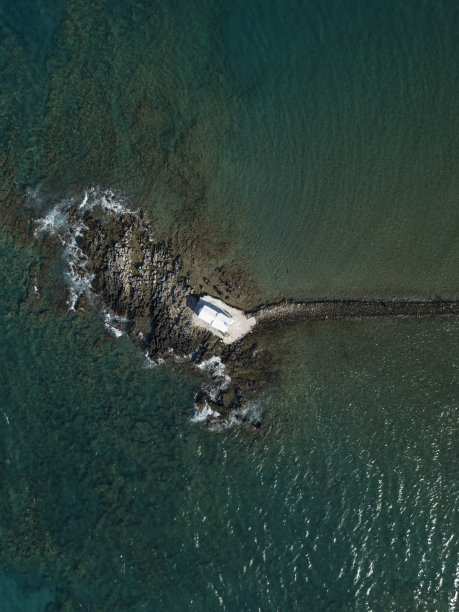 鸟瞰图白色圣尼古拉斯教堂婚礼教堂在岩石岛在海上;从上到下的Agios Nikolaos教堂，水里的石头小路。Georgioupoli克里特岛,希腊。图片下载