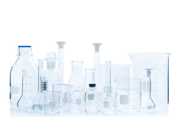 逼真的玻璃实验室设备集。实验室科学实验用烧瓶和测量烧杯图片下载