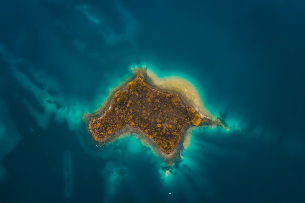 小岛在蓝色的湖，鸟瞰图图片下载