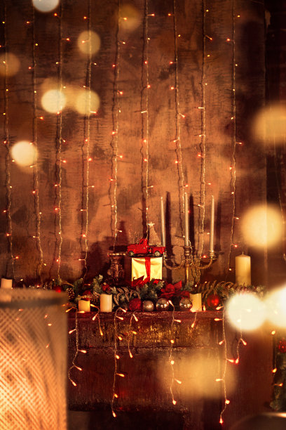 模糊的新年贺卡概念，圣诞节，带派对用品的壁炉图片下载