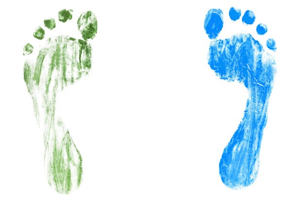 彩色婴儿的脚印孤立在白色的背景上图片下载