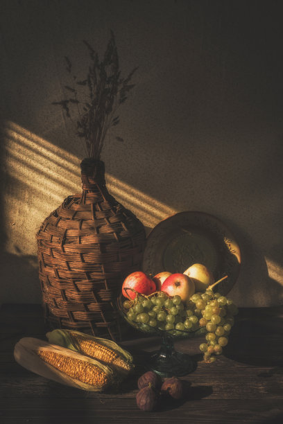 乡村秋天的静物画有葡萄、苹果、玉米和无花果。强光图片下载