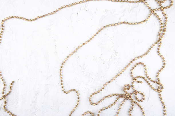 白色混凝土背景上的圣诞花环。图片下载