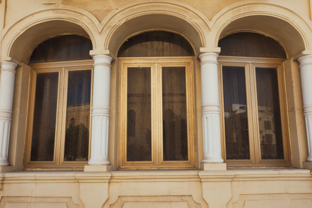 带窗户的圆形拱门。罗马式建筑窗户立面细节的特写图片下载