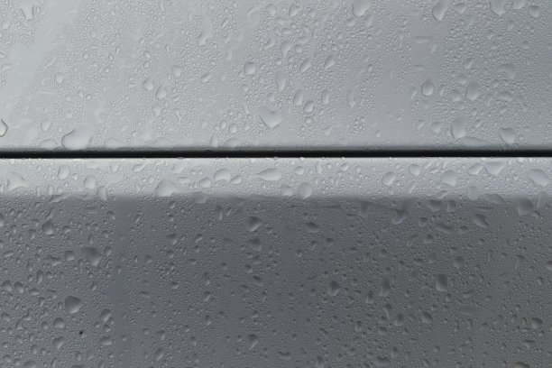 两个湿金属银表面之间有间隙的抽象图像图片下载