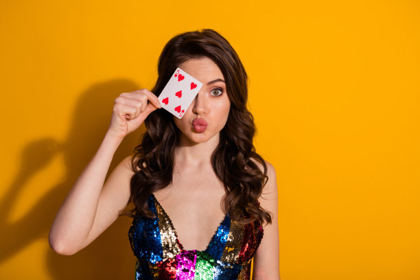 可爱的漂亮女孩的照片，近盖她的脸，眼睛，心，扑克牌，送空气吻，穿光滑的裙子，孤立在明亮的光芒，颜色的背景图片下载