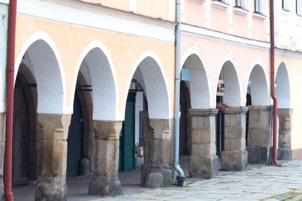 捷克共和国南摩拉维亚的Telc广场上的传统房屋。联合国教科文组织的遗产。Telc的城镇广场上有文艺复兴和巴洛克风格的彩色房屋。窗户和山墙的细节。图片下载