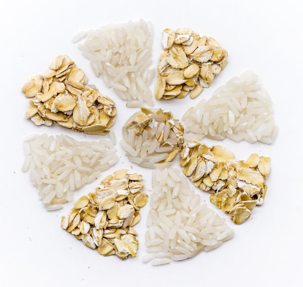 麦片和米在白色的背景下，米和粥，雪花米和燕麦，花谷物图片下载