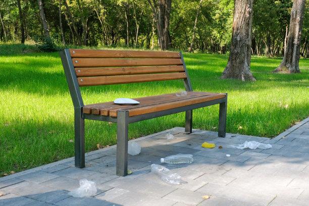 从塑料瓶，袋子，纸，扔在城市公园的垃圾。环境污染，环境问题。图片下载