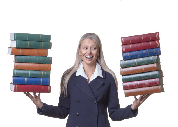 笑容可掬的女商人或律师手里拿着一大堆书。在白色背景上隔离图片下载