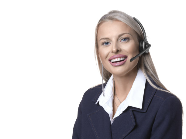 白色背景下戴着呼叫中心耳机的女人图片下载