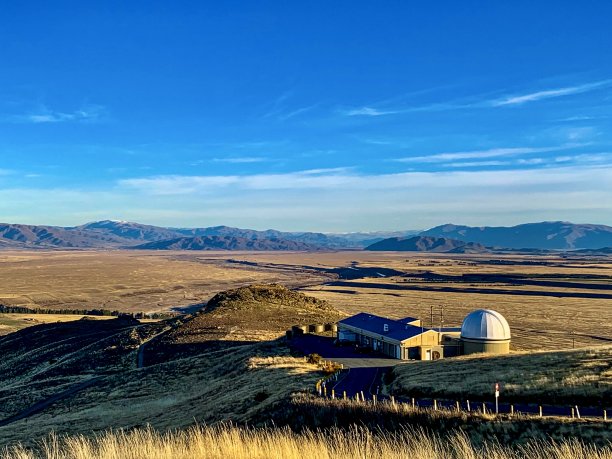 日落时分在新西兰特卡波湖约翰山天文台旁边拍摄的风景照片图片下载