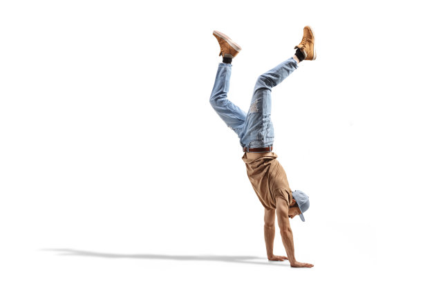穿着牛仔裤的人在表演手倒立图片下载