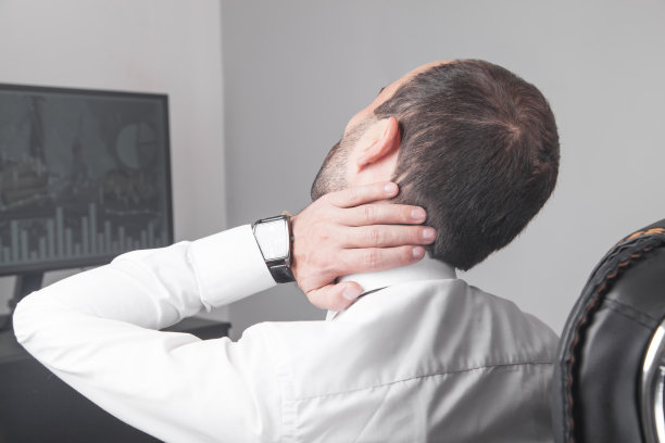 白人商人在办公室遭受脖子痛。图片下载