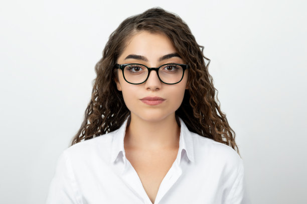 商业女性看着相机的肖像图片下载