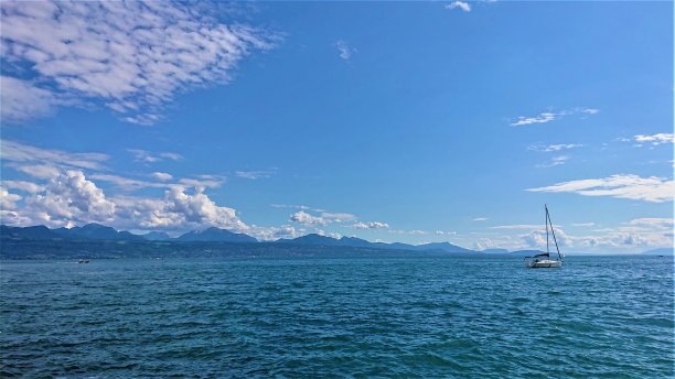 瑞士洛桑。从Ouchy Promenade到日内瓦湖。六月里晴朗的一天。图片下载