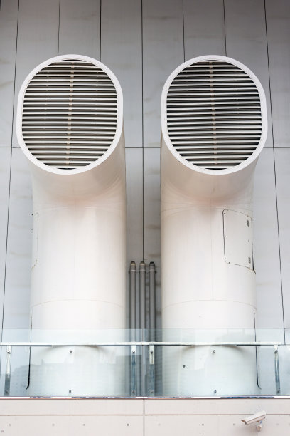 建筑外两大通风管道，低角度视角，背景带拷贝空间图片下载