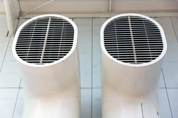 建筑外两大通风管道，低角度视角，背景带拷贝空间图片下载