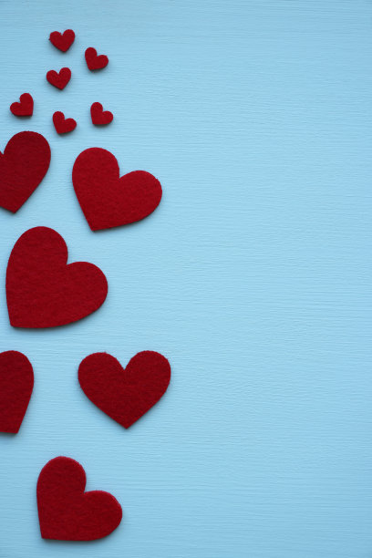 蓝色背景上的心形图片下载