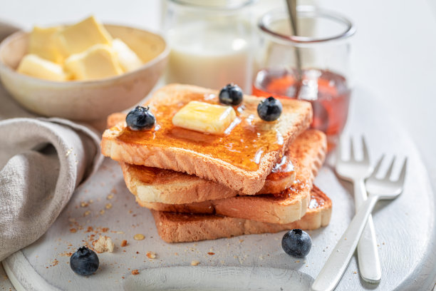 美味的法式吐司配蓝莓、黄油和枫糖浆图片下载
