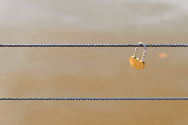 婚礼用的金属金锁或挂锁上有两颗心。婚姻的象征，情人节的背景概念。复制空间，选择焦点。图片下载