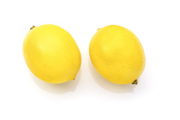 柠檬放在白色的背景上。图片下载