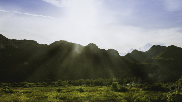 午后的阳光透过高山。图片下载