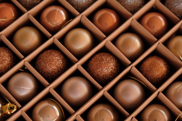 圣诞和新年。圣诞树的圣诞球。背景的圣诞树球在温暖的棕色。圣诞佳节金色模糊的背景。软的焦点。寒假图片下载