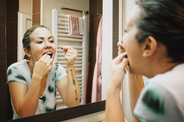 一个用牙线清洁牙齿的女人图片下载