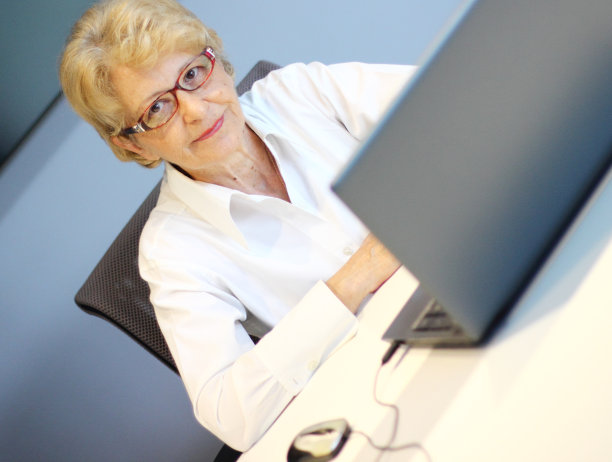 拥有笔记本电脑的资深女性图片下载