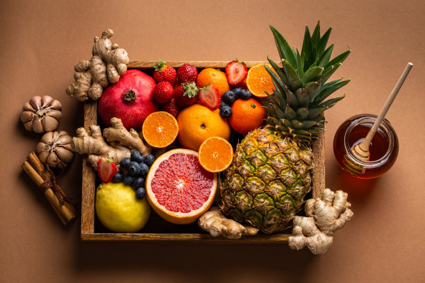 在流感和寒冷季节的健康营养。选用富含维生素C和天然成分的新鲜水果，增强免疫系统。有机食品，刺激免疫和抵御病毒图片下载