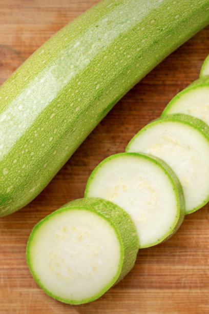小胡瓜片放在木板上图片下载