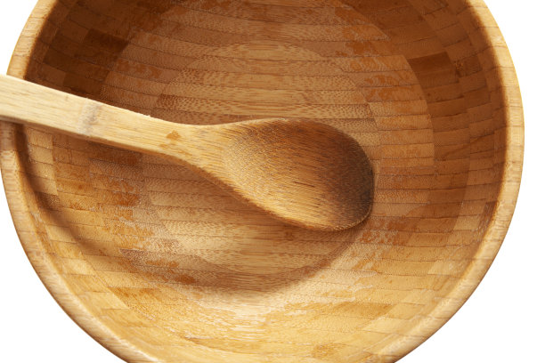 竹制的盘子和勺子放在白色的背景上。图片下载