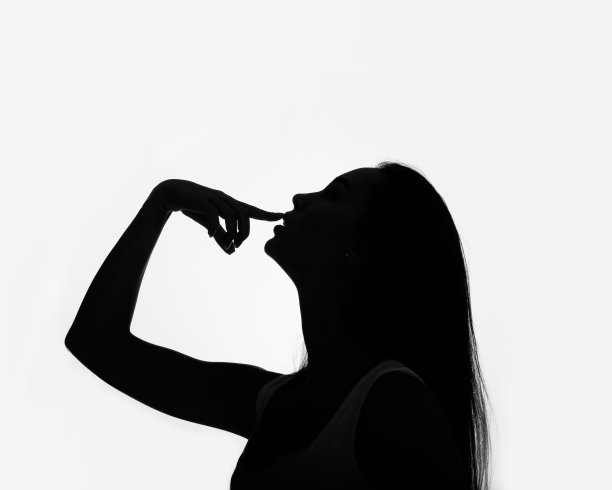 剪影肖像美丽的白人女孩，白色的背景，工作室照片。特写和复制空间。失望的概念图片下载