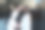 年轻夫妇戴着防护口罩亲吻对方。检疫图片下载